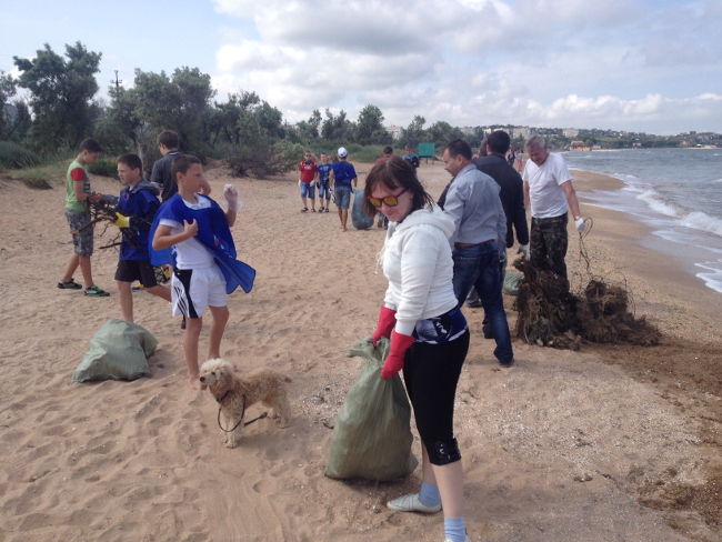 В Ленинском районе прошел Всекрымский субботник по подготовке пляжей к купальному сезону 2016 года