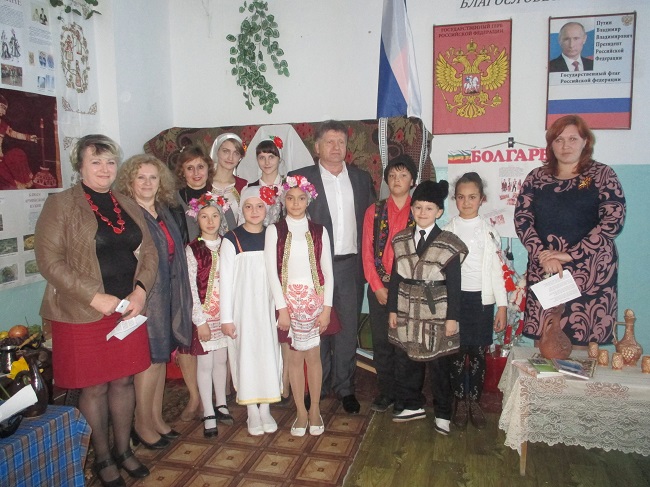 Александр Мачусский посетил историческую выставку, посвященную Дню возрождения реабилитированных народов Крыма
