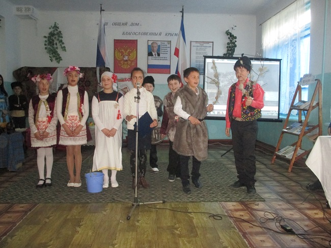 Александр Мачусский посетил историческую выставку, посвященную Дню возрождения реабилитированных народов Крыма