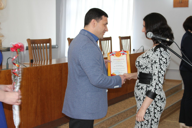 В Администрации Ленинского района состоялось торжественное собрание, посвященное Дню Конституции Республики Крым