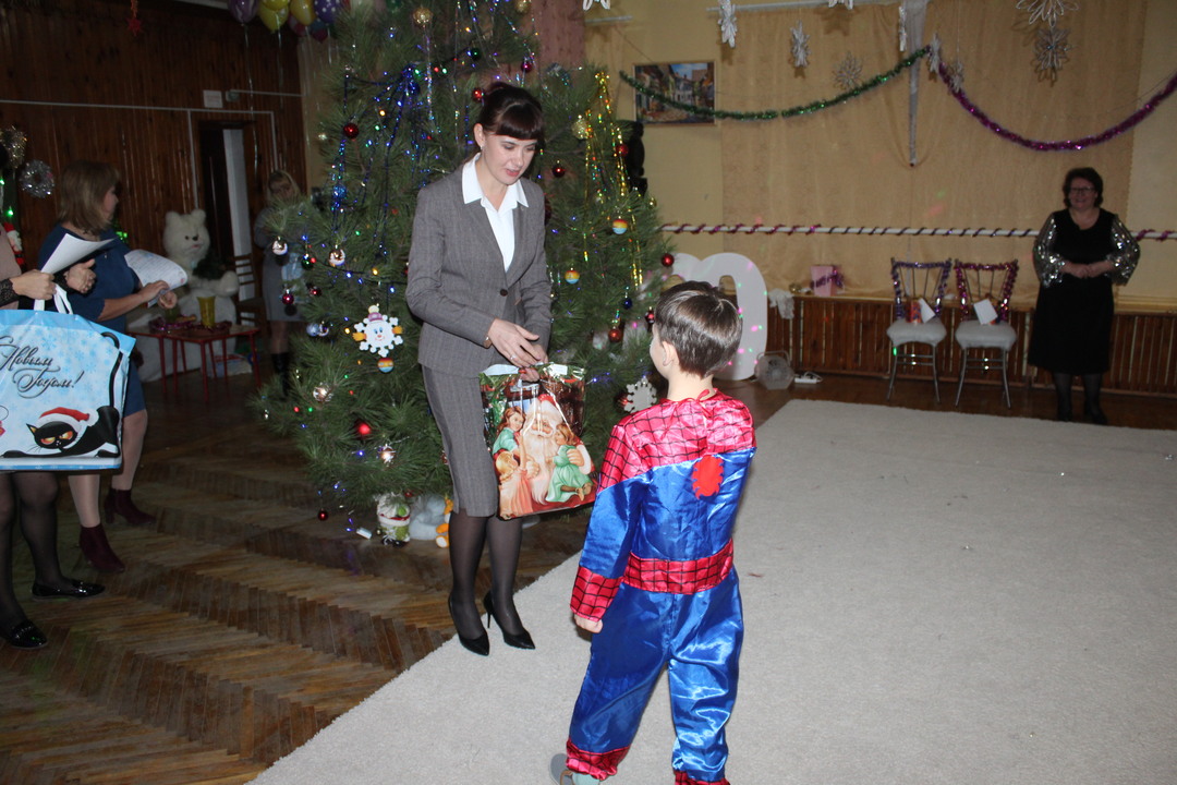 Руководство Администрации и прокуратуры Ленинского района посетили с новогодними поздравлениями и подарками Ленинский межрегиональный социально-реабилитационный центр для несовершеннолетних в г.Щелкино.