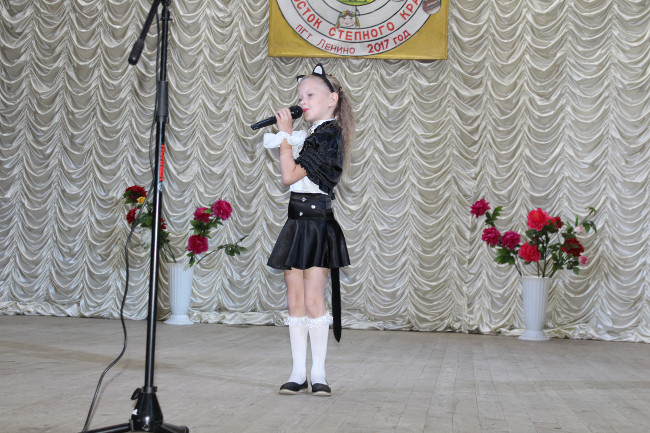 В РДК «Горизонт» прошел районный вокальный смотр-конкурс для детей и юношества «Росток степного края»