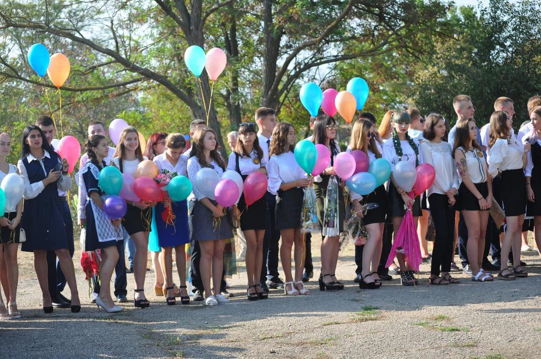 В общеобразовательных учреждениях Ленинского района прошли торжественные линейки, посвященные началу нового учебного года