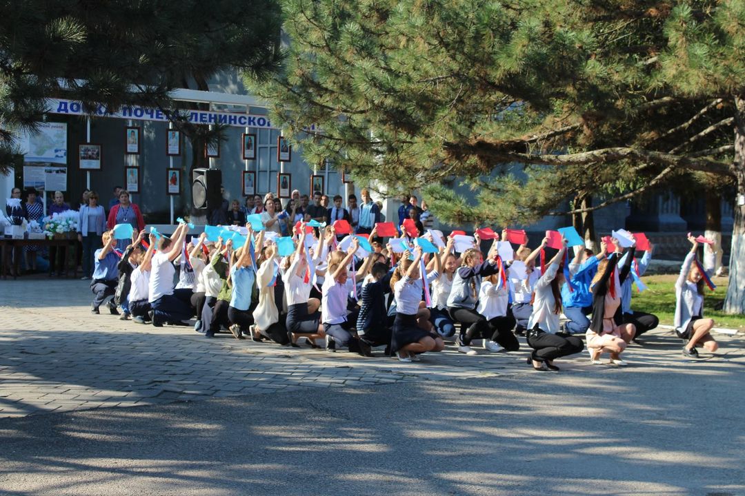 В пгт.Ленино состоялся торжественный митинг, посвященный Дню Государственного герба и Государственного флага Республики Крым