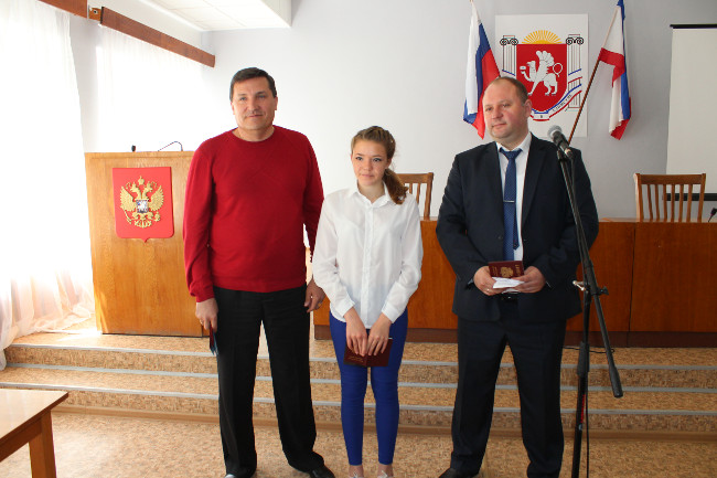 В Администрации Ленинского района состоялось торжественное собрание, посвященное Дню Конституции Республики Крым