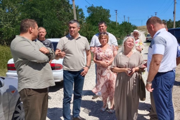 Захар Щегленко провёл встречу с жителями села Бондаренково Войковского поселения, где предстоит прокладка коллектора