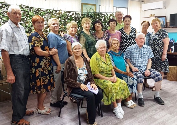 «Серебряные» волонтеры ГБУ РК «ЦСО Ленинского района» асы по плетению маскировочных сетей