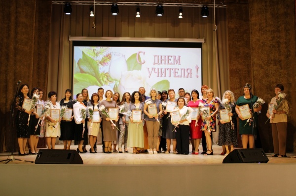Торжественное мероприятие в честь Дня учителя состоялось в Ленинском районе Республики Крым