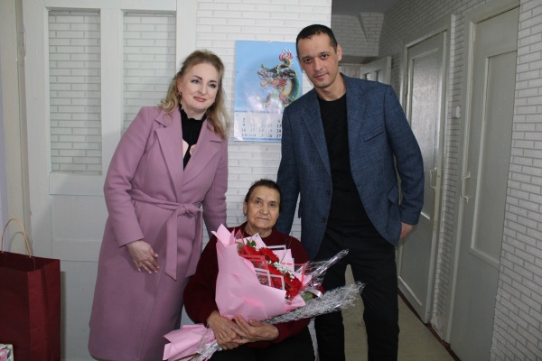 Руководство Ленинского района поздравили ветерана труда Данилову Валентину Ивановну