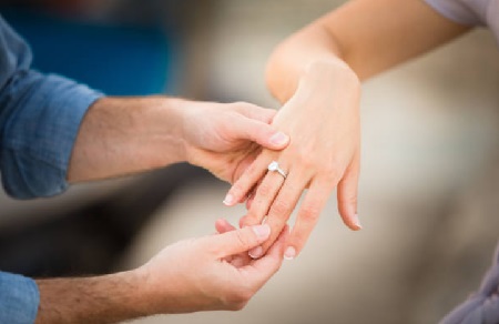 A guide to buying a diamond engagement ring in the UK