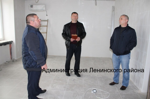 Игорь Крутьков проверил ход выполнения ремонтных работ на здании хирургического корпуса Ленинской ЦРБ