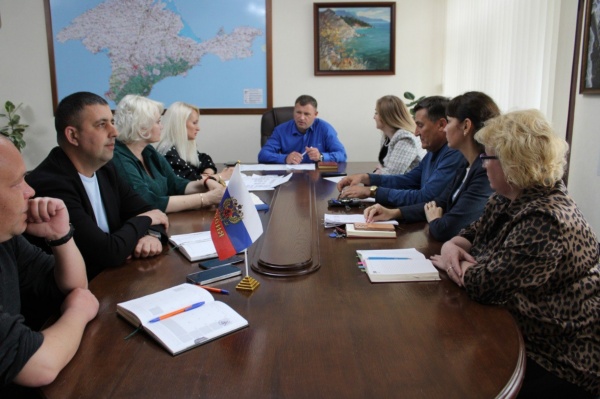 Игорь Крутьков и Виктория Заботина провели совещание с заместителями Главы Администрации