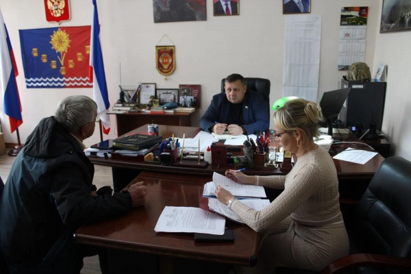 Личный приём граждан с Александром Саенко: разобрали острые вопросы и наметили шаги решения