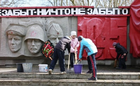 В Ленинском районе прошел субботник, приуроченный к 70-летию Победы в Великой Отечественной Войне