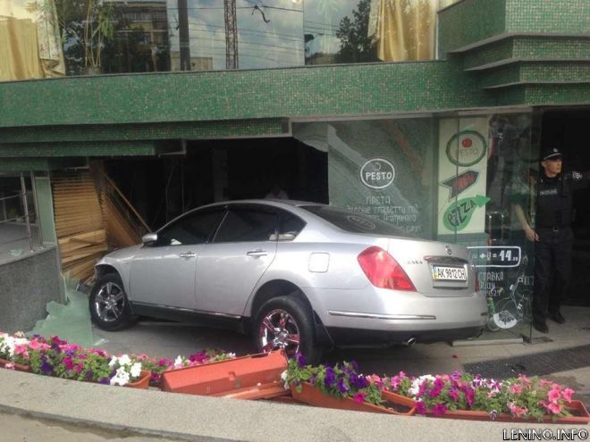 В Симферополе девушка на "Ниссане" протаранила пиццерию