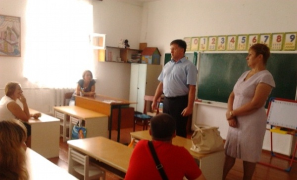 Глава Администрации Ленинского района посетил образовательные организации с. Семисотка