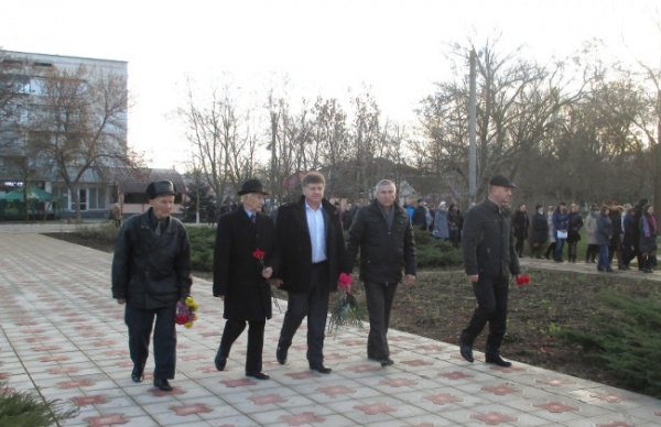 Торжественное возложение цветов к Обелиску Славы посёлка Ленино, посвященное Дню Героев Отечества