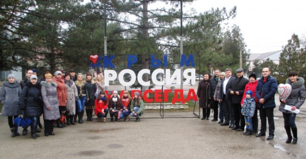 Ленинский район принял участие в республиканской акции «КрымРоссияНавсегда»