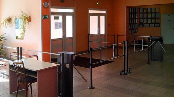В школах и вузах Крыма будут установлены специальные турникеты и арочные металлодетекторы