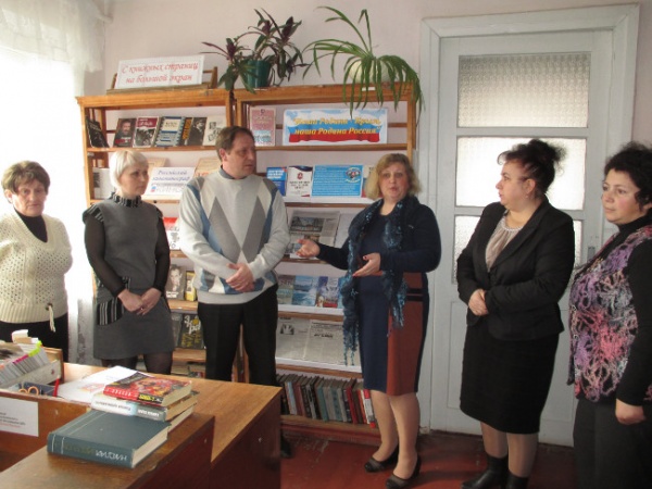 В Ленинской центральной районной библиотеке открылась книжно-иллюстративная выставка «Наша Родина - Крым, наша Родина Россия»