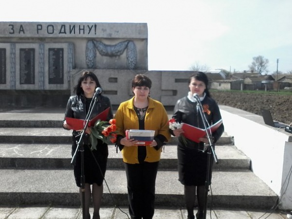 МИТИНГ ПАМЯТИ В СЕЛЕ БАТАЛЬНОЕ , ПОСВЯЩЕННЫЙ 72-й ГОДОВЩИНЕ ОСВОБОЖДЕНИЯ ЛЕНИНСКОГО РАЙОНА ОТ НЕМЕЦКО- ФАШИСТСКИХ ЗАХВАТЧИКОВ