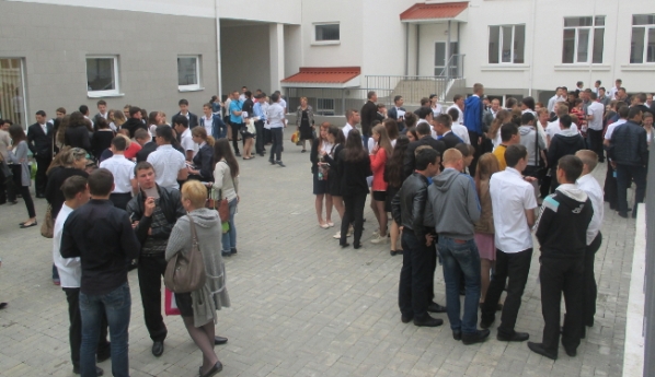 В Ленинском районе выпускники 11-х классов сдают государственную итоговую аттестацию