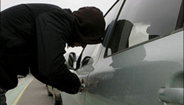 Полиция Ленинского района устанавливает причастных к совершению преступления