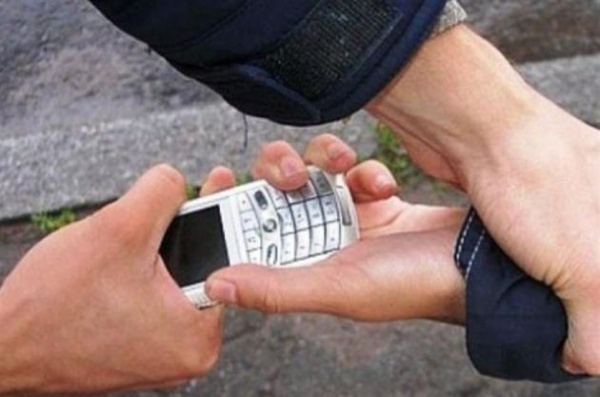 Полицейские Ленинского района по «горячим следам» установили подозреваемых в ограблении