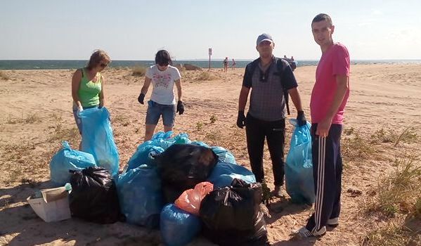 Администрация Ленинского района приняла участие в субботнике в рамках акции "Сделаем Крым чистым"