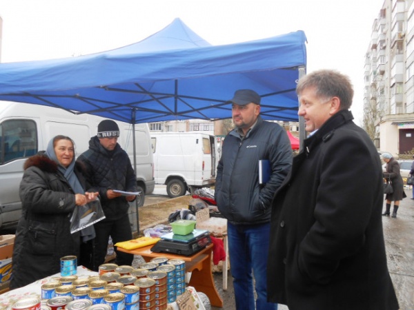 Глава Администрации Ленинского района Александр Мачусский посетил городскую сельскохозяйственную ярмарку