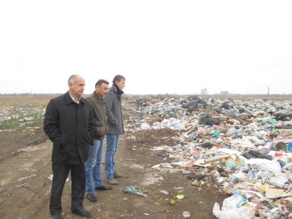 Первый заместитель Главы Администрации Ленинского района осуществил выезд на место размещения отходов расположенное, за поселком Ленино