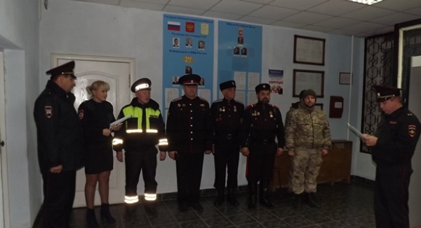 В Ленинском районе сотрудникам полиции охранять общественный порядок помогают казаки