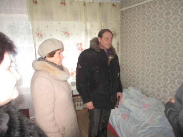 Заместитель Главы Администрации Ленинского района вручил ветерану ВОВ 1941-1945гг. памятный нагрудный знак «75 лет битвы за Москву»