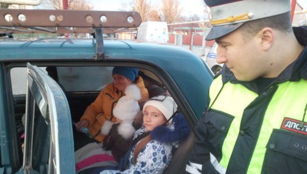 Дорожные полицейские Ленинского района провели акцию «Пристегни самое дорогое»