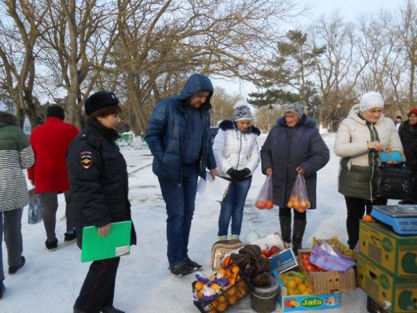 Полицейские Ленинского района совместно с представителями администрации провели рейд по пресечению фактов незаконной торговли
