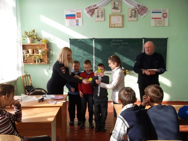 В Ленинском районе сотрудники Госавтоинспекции учат учащихся младших классов безопасному поведению на дороге