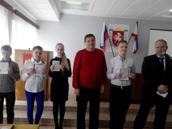 Полицейские вручили паспорта юным жителям Ленинского района