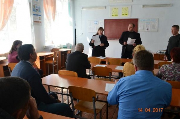 Полицейские Ленинского района совместно с Общественным Советом рассказали сотрудниками техникума о том, что «Госуслуги – это проще, чем кажется»