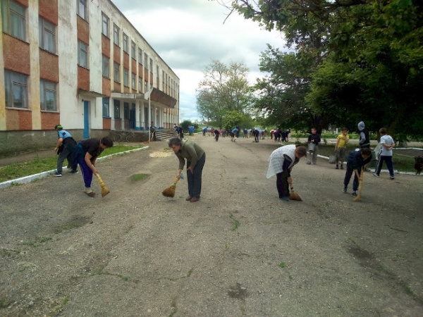В Ленинском районе прошел очередной субботник в рамках бессрочной акции «Сделаем Крым чистым»