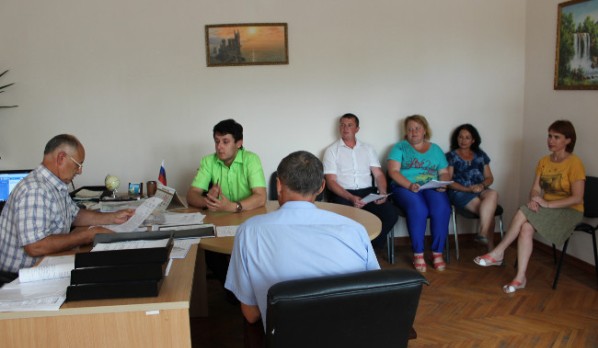 Александр Хохлов провел совещание по вопросам размещения нестационарных торговых объектов на территории города Щелкино