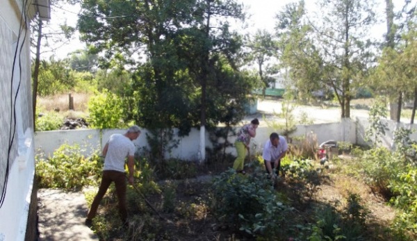 В Ленинском районе прошел очередной субботник