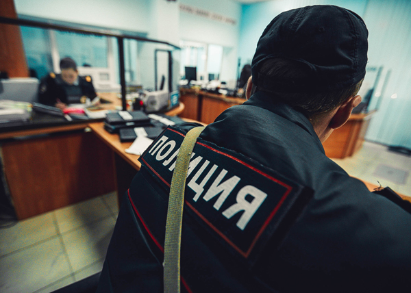 В Ленинском районе сотрудники полиции, прибывшие к  семейному дебоширу,  изъяли порох и наркотики
