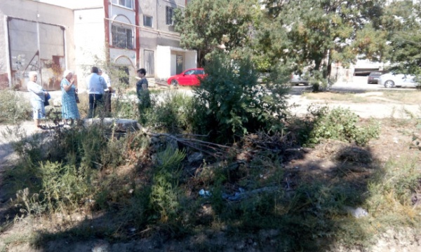 Сотрудники Администрации Ленинского района посетили дом № 15 по улице Энгельса пгт Ленино, на территории которого выявлена несанкционированная свалка