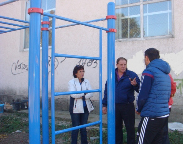 Олег Попов посетил строительство спортивной площадки для выполнения нормативов ГТО в пгт Ленино