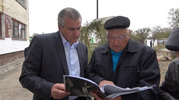 Сергей Аксёнов проинспектировал Ленинский район, где проводятся выездные приёмы граждан членами правительства Республики Крым