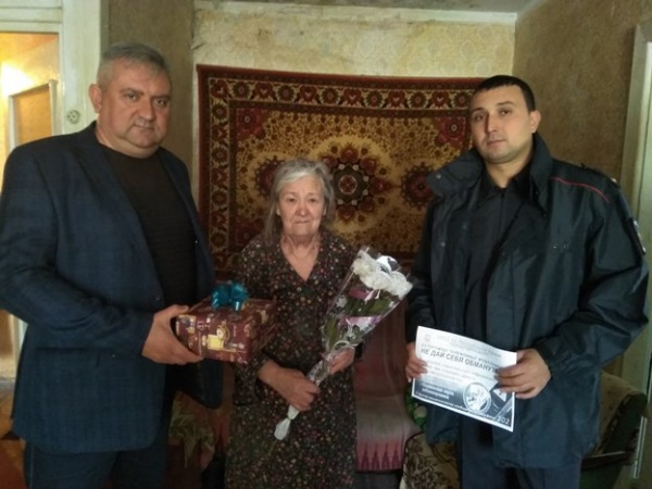 В преддверии профессионального праздника в Ленинском районе сотрудники полиции и общественники посетили ветеранов МВД