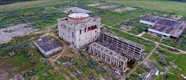 Предприимчивые крымчане продолжают растаскивать остатки атомной электростанции в городе Щелкино в Ленинском районе Крыма