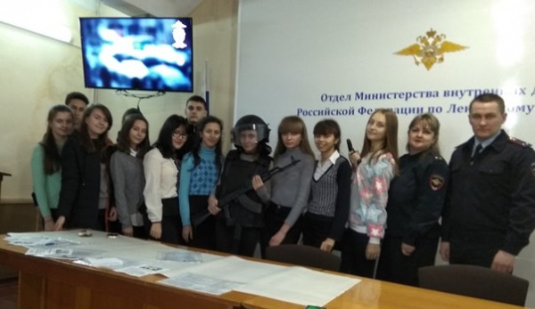 Полицейские Ленинского района ознакомили школьников со спецификой службы в полиции