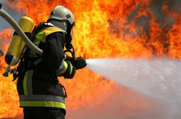 В Щёлкино спасатели потушили дачу и не дали взорваться газовым баллонам
