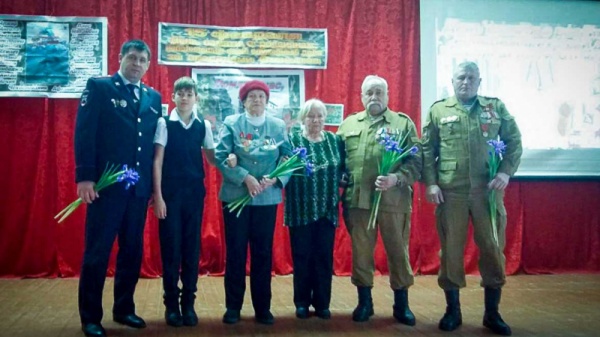 В Ленинском районе полицейские и ветераны-афганцы рассказали детям о том, что значит быть защитником Отечества